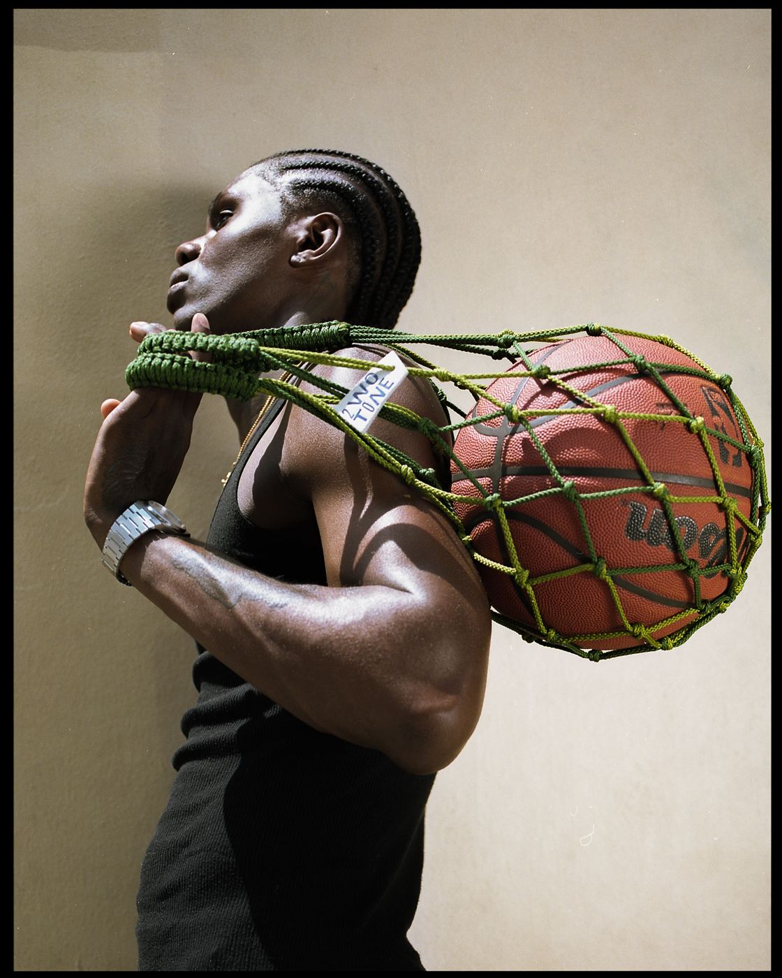 Bag slung over the shoulder, profile